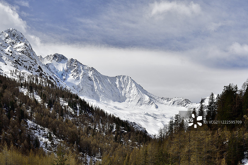 Disgrazia山和它的悬冰川图片素材