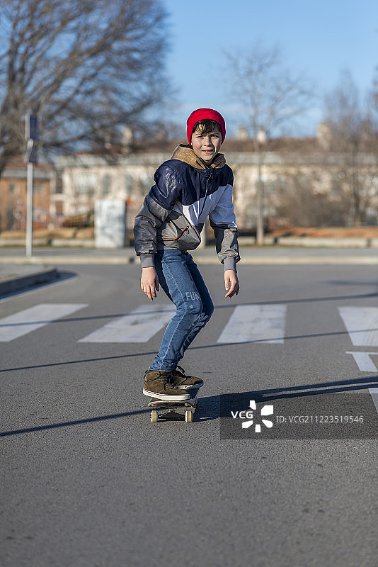 在城市街道上骑滑板的年轻人图片素材