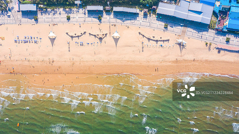 山东航拍海边的沙滩与海浪图片素材