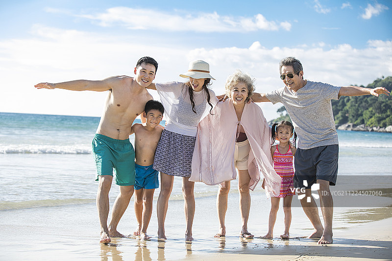 快乐的家庭在沙滩图片素材