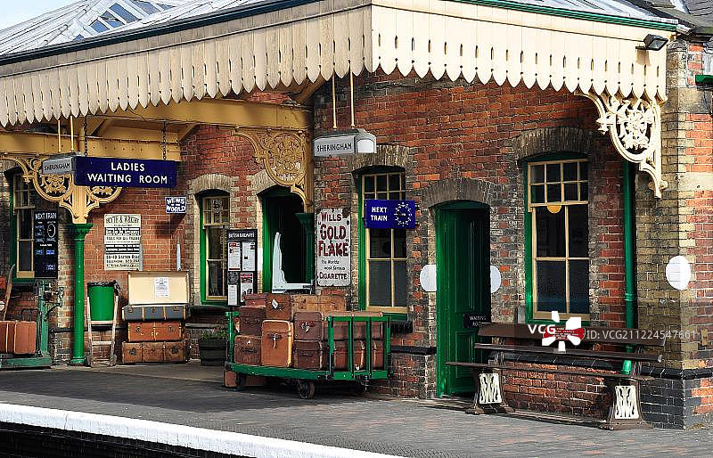 历史悠久的蒸汽火车北诺福克铁路罂粟线火车站，谢林汉姆，诺福克，英国，欧洲图片素材