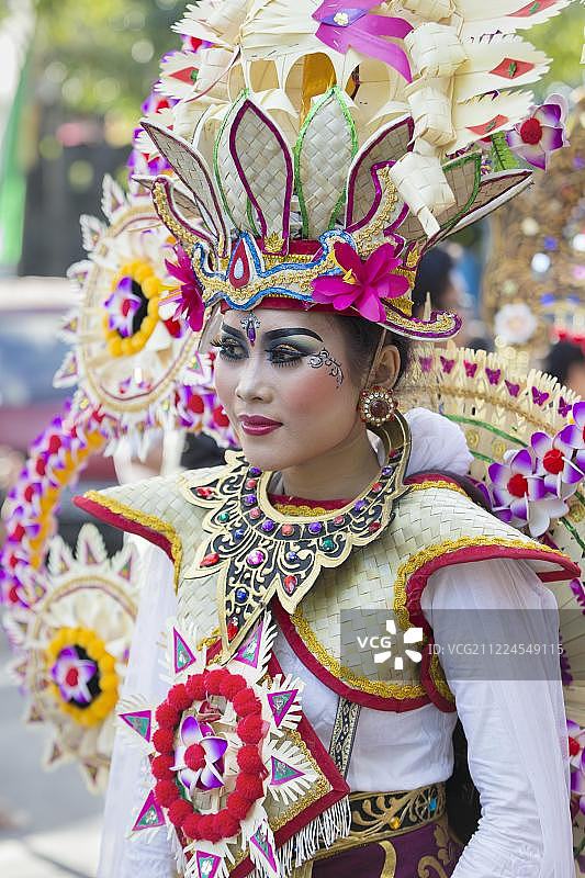 巴厘岛艺术家在2015年巴厘岛艺术节开幕式游行上表演，登巴萨，印度尼西亚，亚洲图片素材