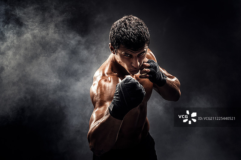 肌肉裸露的拳击手在拳击手套图片素材