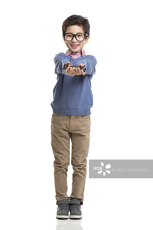 快乐的小男孩戴着眼镜图片素材