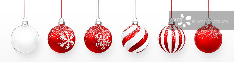 透明和红色的圣诞球与雪图片素材