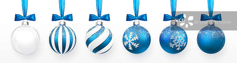 透明和蓝色的圣诞球与雪图片素材