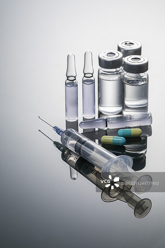 针筒疫苗与药丸图片素材