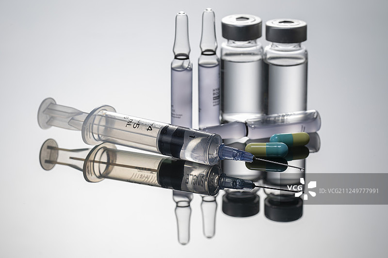 针筒疫苗与药丸图片素材