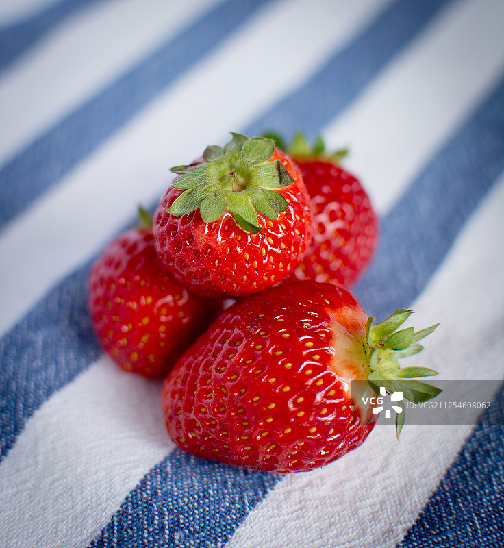 美丽的新鲜的草莓图片素材