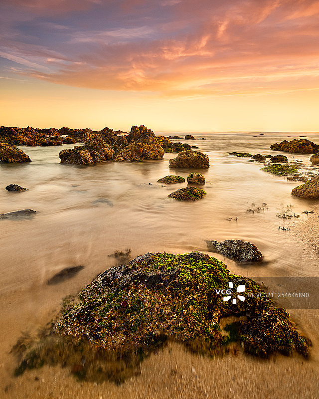 日落时海岸上的岩石，葡萄牙波瓦瓦兹姆图片素材