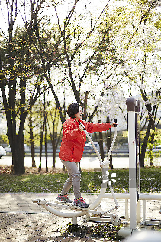 成熟女性在公园锻炼的照片图片素材