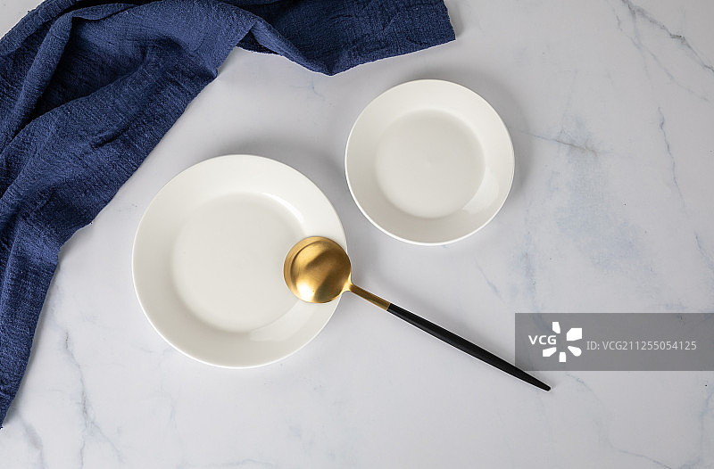 白色大理石静物场景餐勺子碟子背景广告素材图图片素材