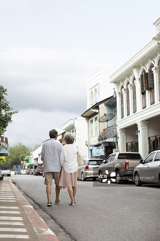 快乐的老年夫妇在街头散步图片素材