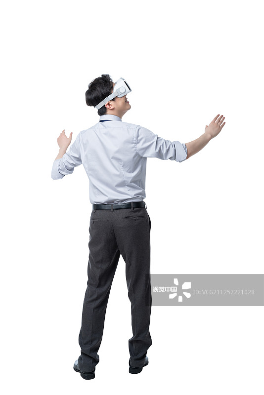 商务男士使用VR眼镜图片素材
