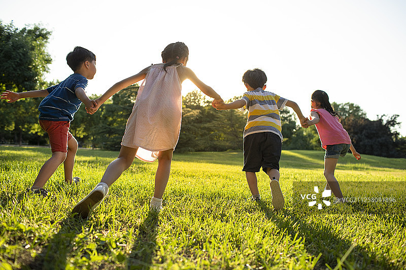 儿童在草地上奔跑图片素材