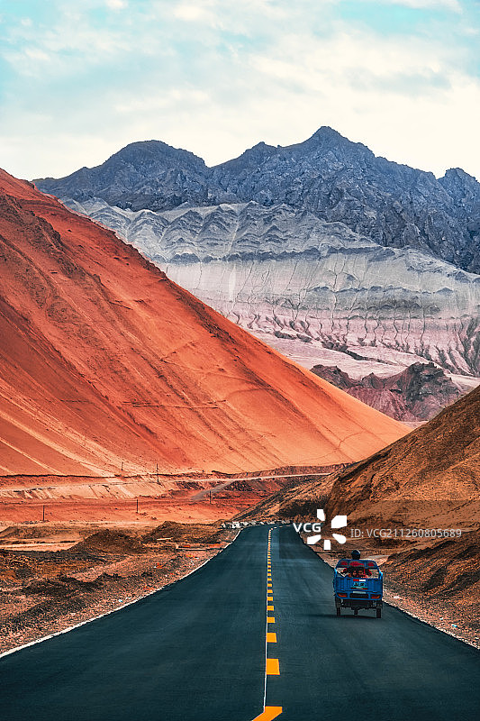 在新疆的吐鲁番的公路上自驾旅游图片素材