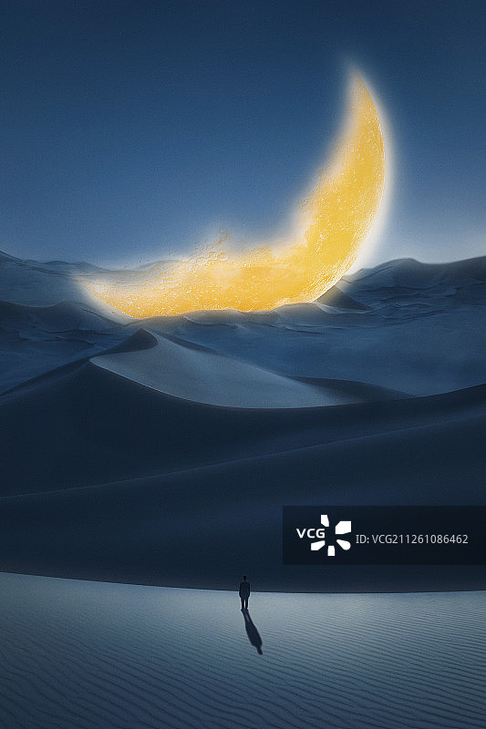 一个人站在沙漠中的月亮面前图片素材