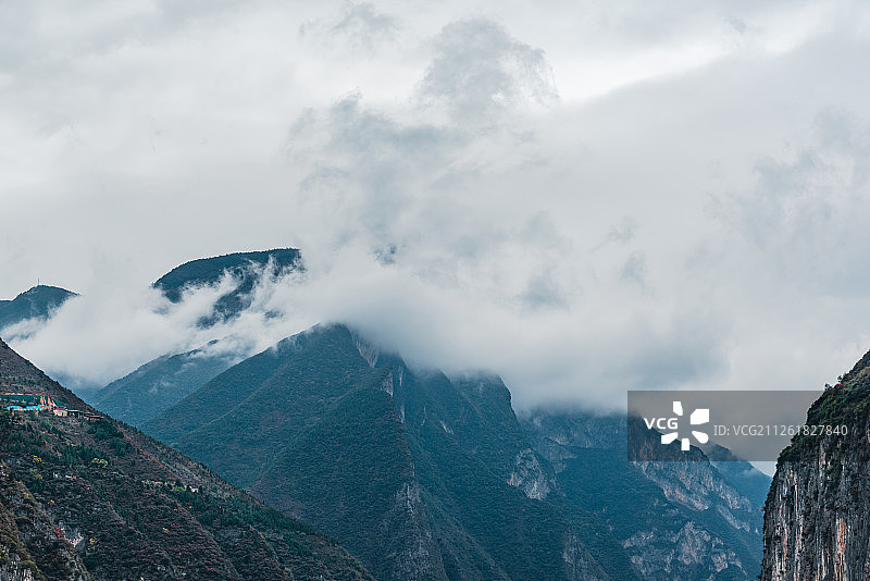 云雾缭绕的瞿塘峡三峡之巅图片素材