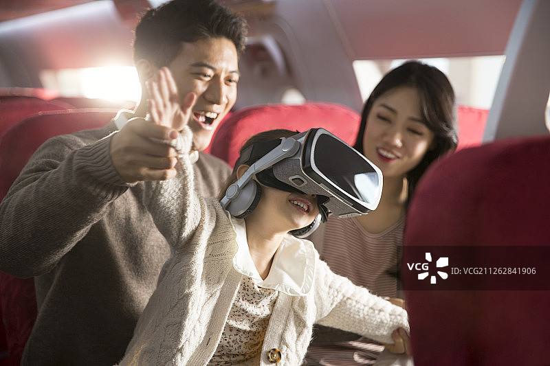 一家三口在飞机上玩VR游戏图片素材