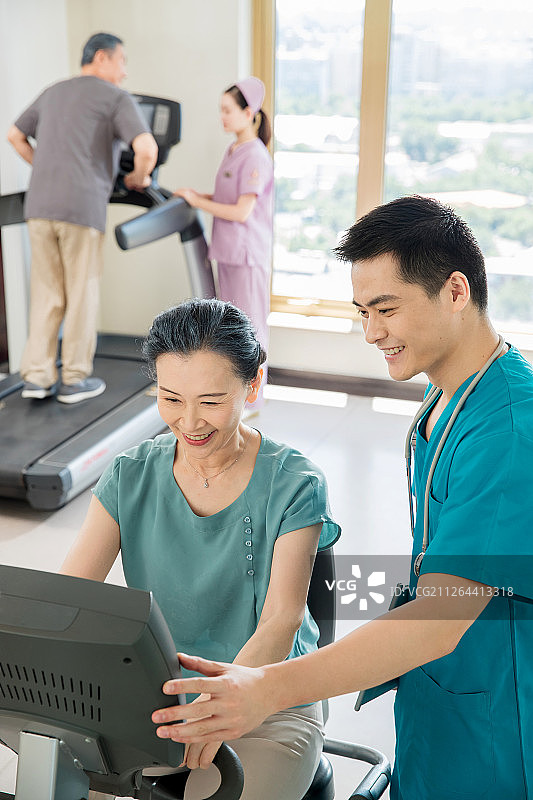 医务工作者指导患者康复锻炼图片素材