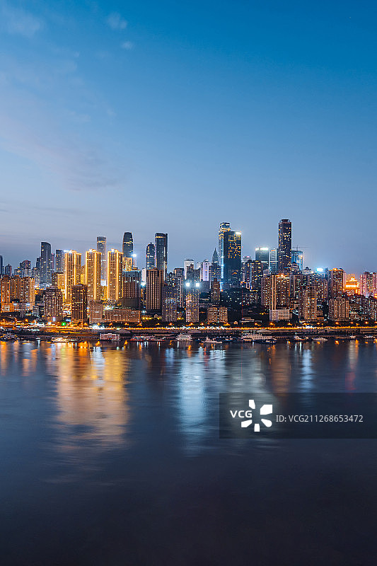 中国重庆长江沿岸高楼高视角夜景风光图片素材