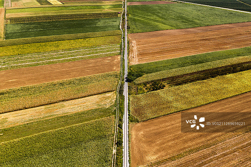 塞尔维亚彼得罗瓦拉丁公路和田野的鸟瞰图图片素材
