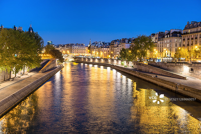 法国巴黎塞纳河沿岸灯火通明的房屋图片素材