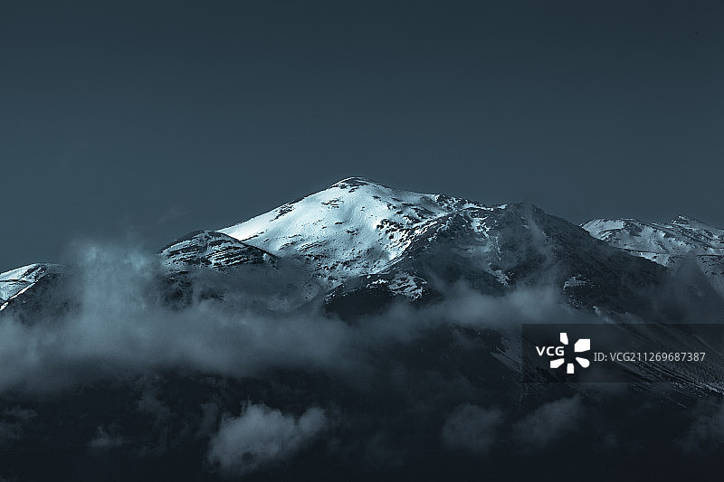 白雪皑皑的山脉图片素材