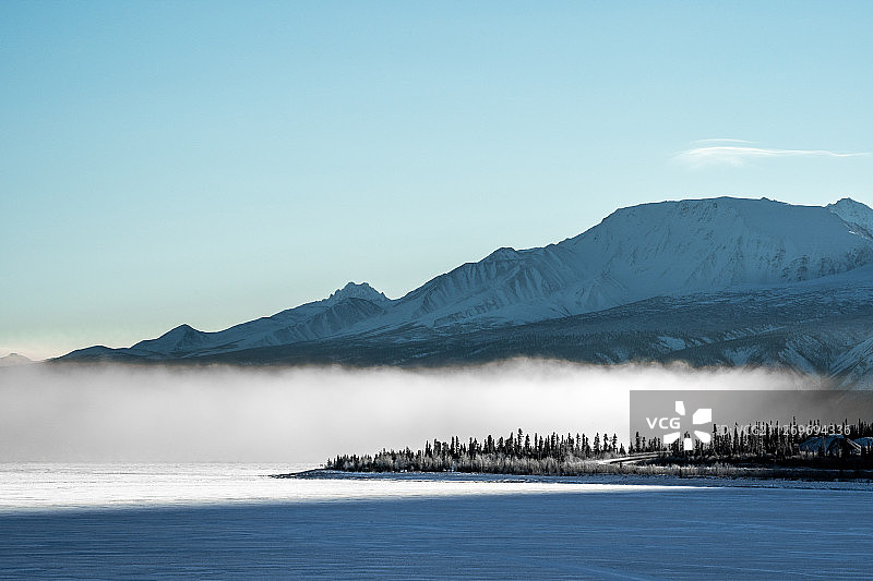加拿大海恩斯章克申冬季的山景图片素材