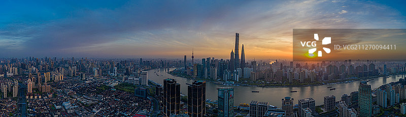上海市陆家嘴日出火烧云全景图片素材