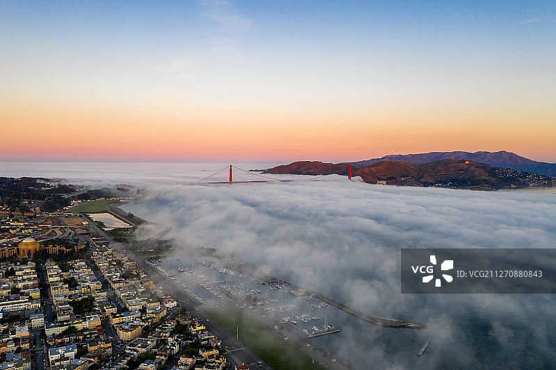 美国旧金山晨雾云海中的金门大桥航拍图片素材