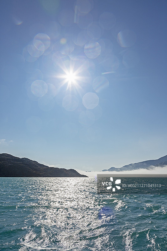 太阳照耀在极地蓝色的大西洋格陵兰岛图片素材