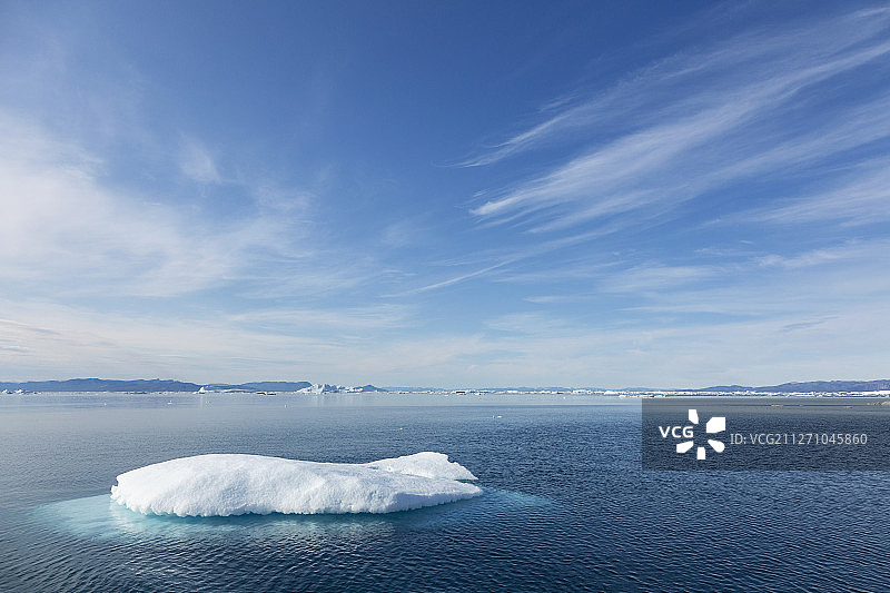 在阳光明媚的蓝色大西洋格陵兰岛上，正在融化的极地冰图片素材