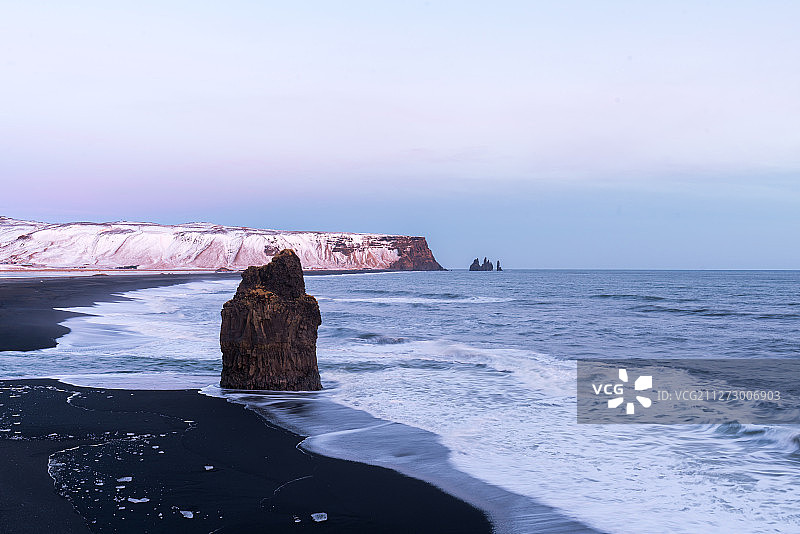 冰岛黑沙滩教堂海滩黄昏风景图片素材