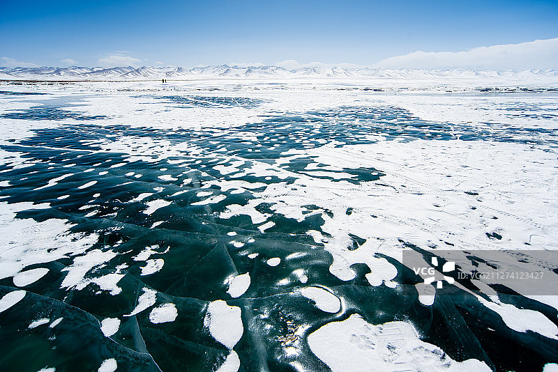冬季冰封的西藏纳木错湖图片素材