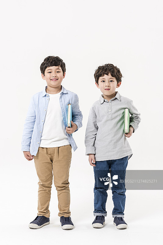 两个男生拿着书站着的照片图片素材