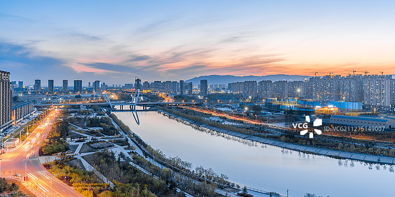 中国内蒙古呼和浩特城市桥梁河流夜景图片素材
