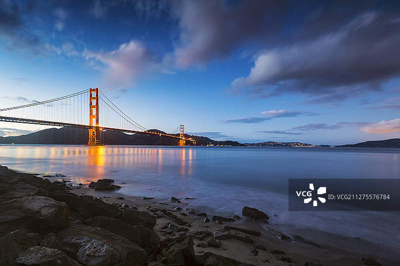 美国旧金山金门大桥日落晚霞灯光大海礁石图片素材