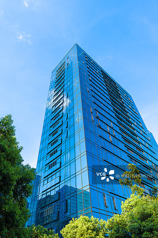 宁波市鄞州区南部金融区高大的办公大楼低视角图片素材