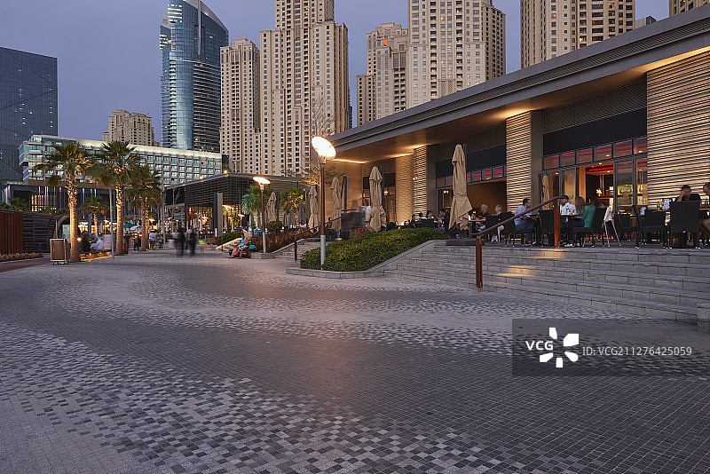 黄昏时分的迪拜CBD休闲广场图片素材