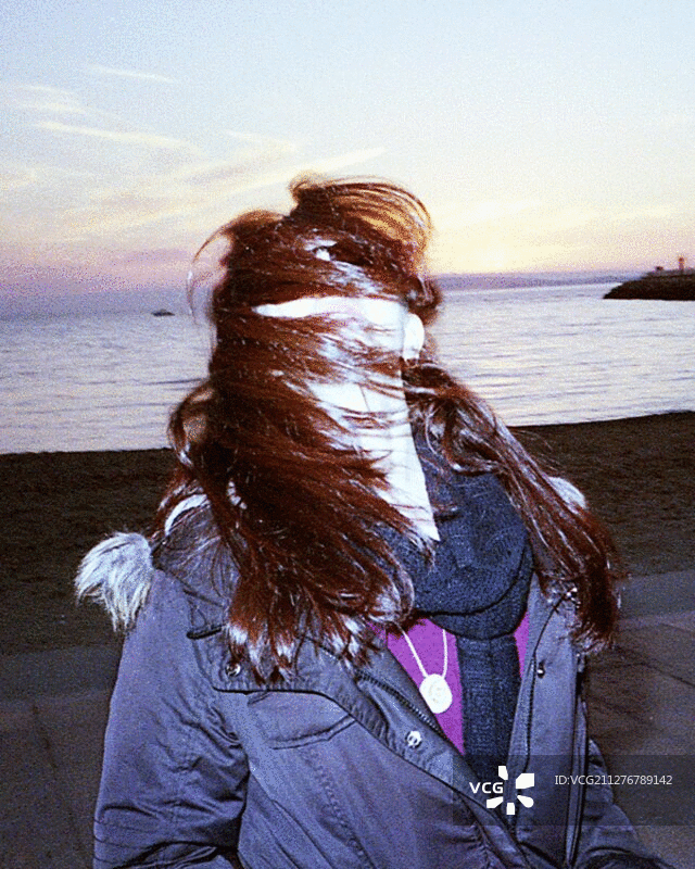 年轻的成年妇女与头发覆盖她的脸在风海滩在日落，3D立体效果图片素材