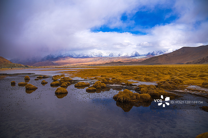 新疆喀什帕米尔高原公格尔山脚湿地图片素材