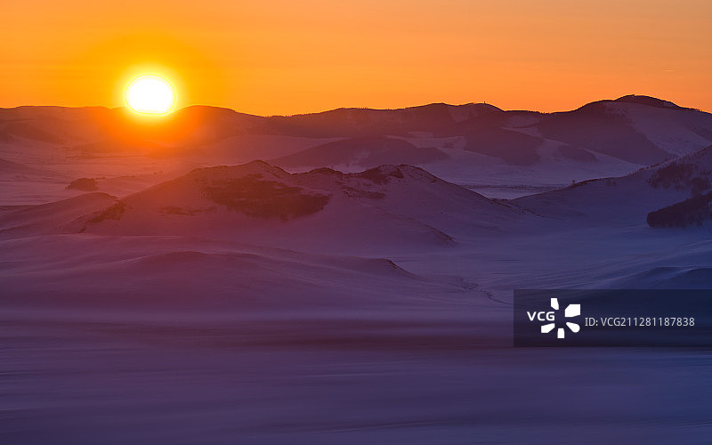 冬季乌兰布统草原坝上日出后照亮群山雪地图片素材