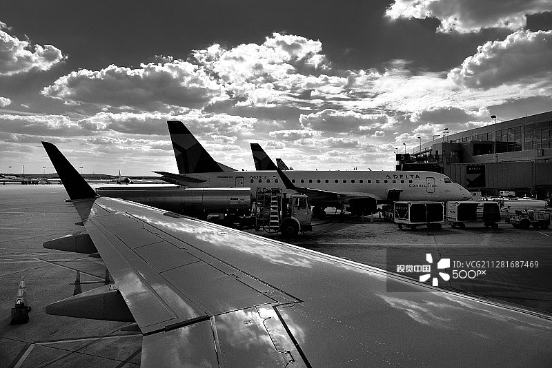 在奥斯丁机场门口的达美飞机(黑白)图片素材