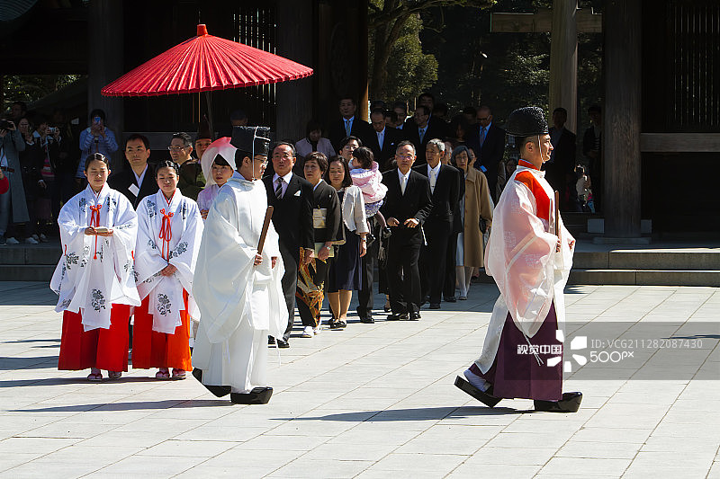 在东京明治神社举行的神道教婚礼图片素材