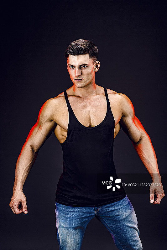 健美摆姿势漂亮的运动男子男性力量健身肌肉男子在衬衫图片素材