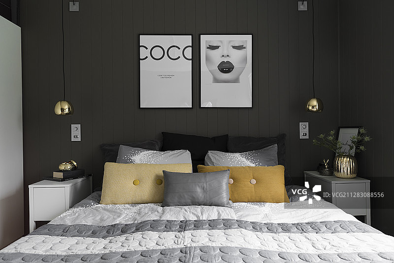 卧室靠木炭墙的双人床和床头柜图片素材