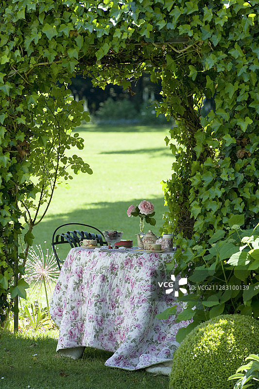 夏日浪漫布置茶几château花园图片素材