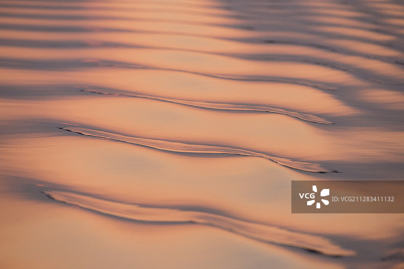 中国鄱阳湖，日落后，船涌图片素材
