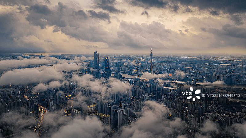 低空云海漫过了广州珠江新城上空，巍巍壮观图片素材